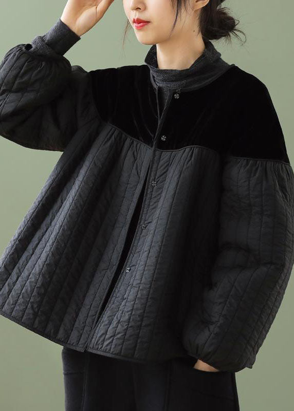 Damejakke med bohem patchwork-stil, langermet og løs. Perfekt svart vinterjakke for en unik look.