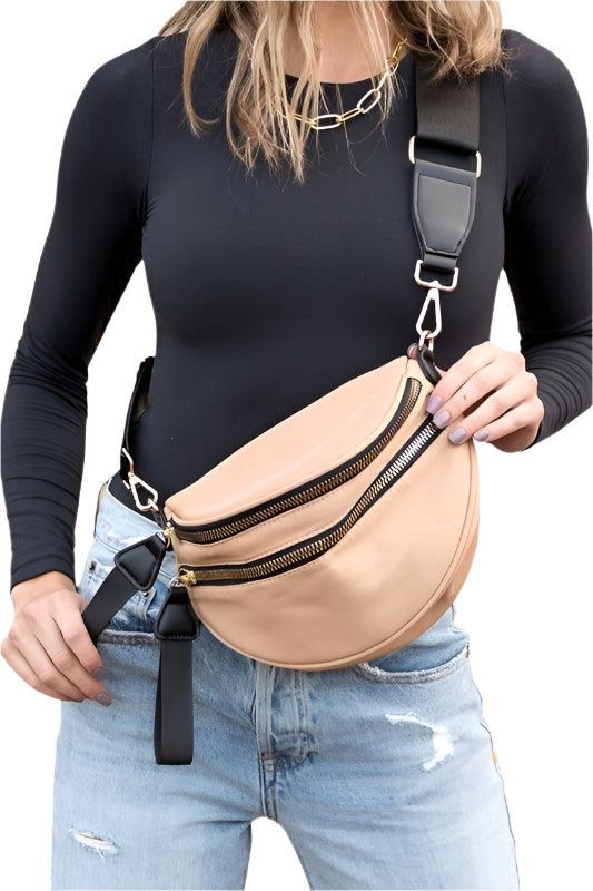 Svart dame crossbody veske med dobbel glidelås for optimal organisering. Praktisk hverdagsveske med justerbar rem.