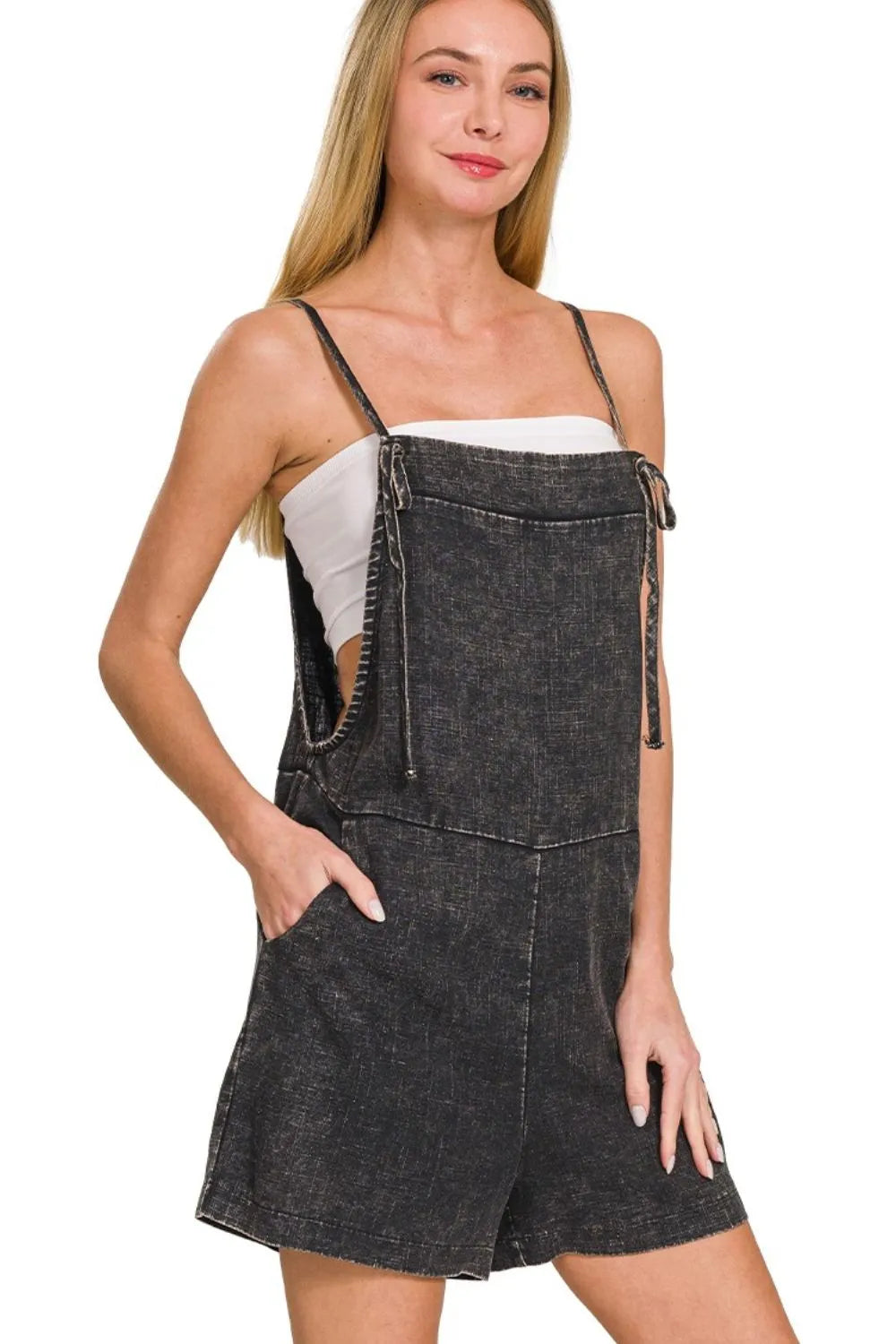 Feminin svart romper jumpsuit for damer. Perfekt for sommer, med knytebånd for en avslappet og komfortabel stil.
