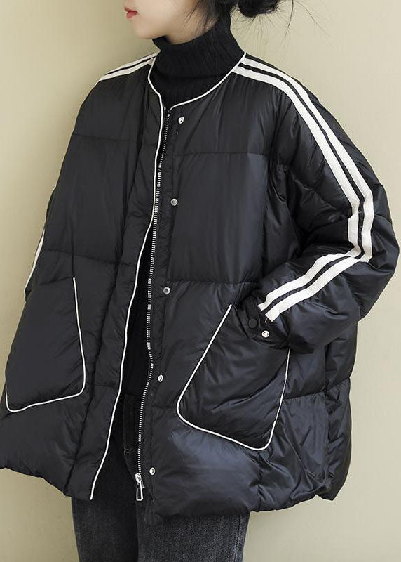Varm dame vinterjakke i svart med praktiske løse lommer. Moderne og avslappet design, perfekt for lag-på-lag-stil.