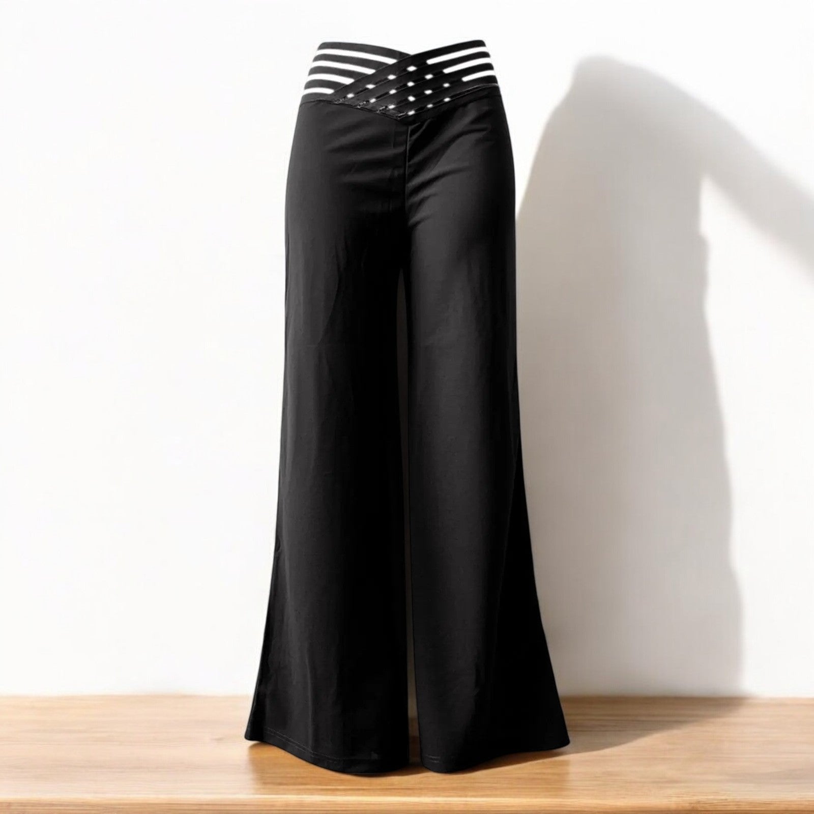 Trendy svart høy midje-bukse med unike transparente mesh-paneler. Perfekt for kveldsbruk.