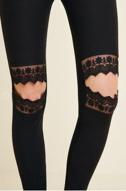 Mote dameleggings i svart med unike blondegjennomsiktige detaljer. Trendy, elegant og komfortabel for enhver anledning.