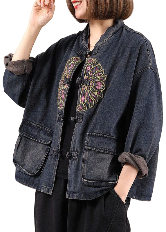 Svart denimjakke for damer med stilige broderier, perfekt for høst og fritid. Komfortabel, trendy loosefit.