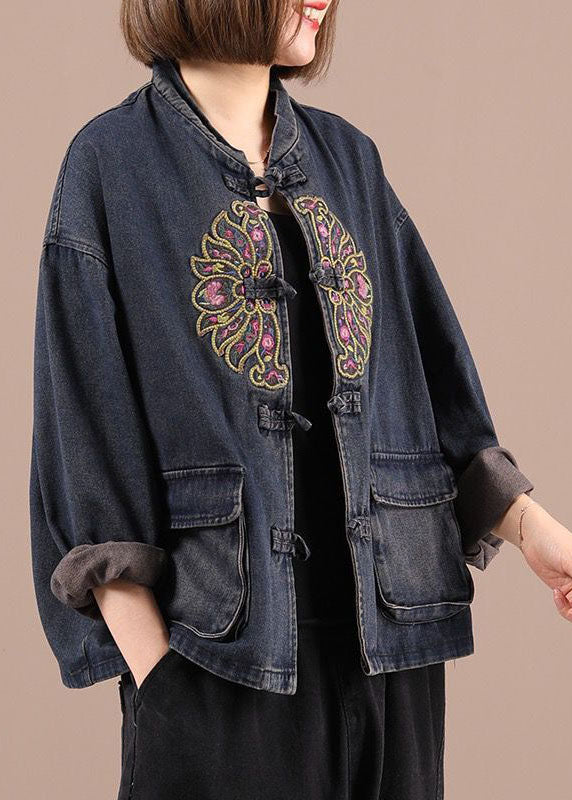 Trendy dame denimjakke med delikate broderier. Komfortabel og løs passform, ideell som høstjakke.