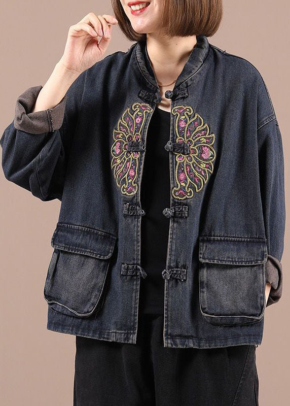 Elegant svart denimjakke med vakre broderier. Allsidig damejakke for lagpålag stil og fritidsbruk.