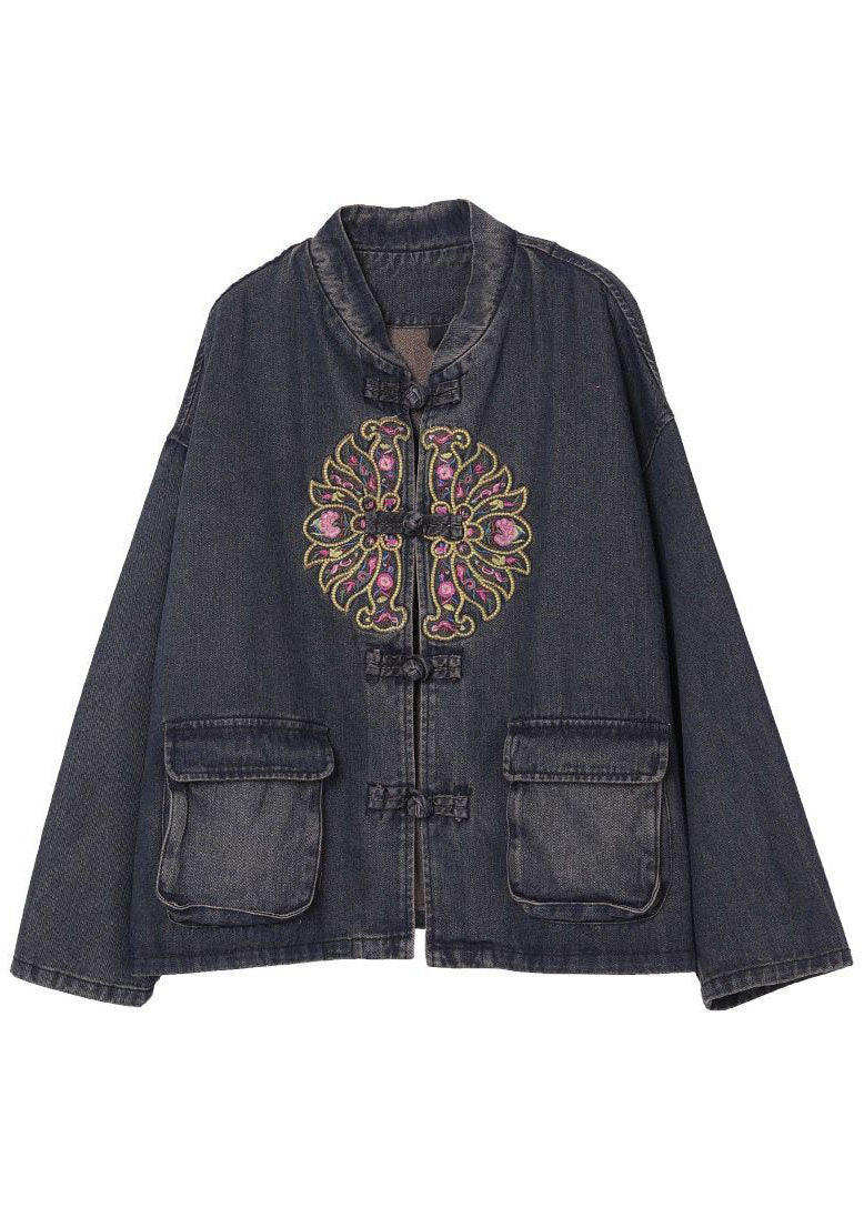 Stilig dame denimjakke i svart med unike broderier. En komfortabel og trendy jakke for høsten.