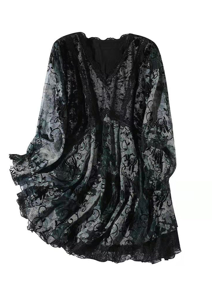 Svart, elegant damebluse med lagdelt design og V-hals. Langermet topp for moderne, komfortabel hverdagsstil.