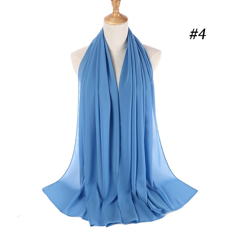 Blå flerfarget hijab i glatt slørstil, elegant hodeplagg for kvinner.