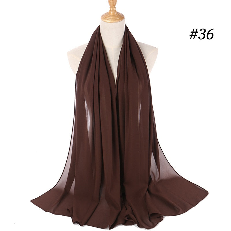 Stålgrått glatt flerfarget hodebånd i slørstil. Elegant tilbehør for kvinner i nøytrale toner.