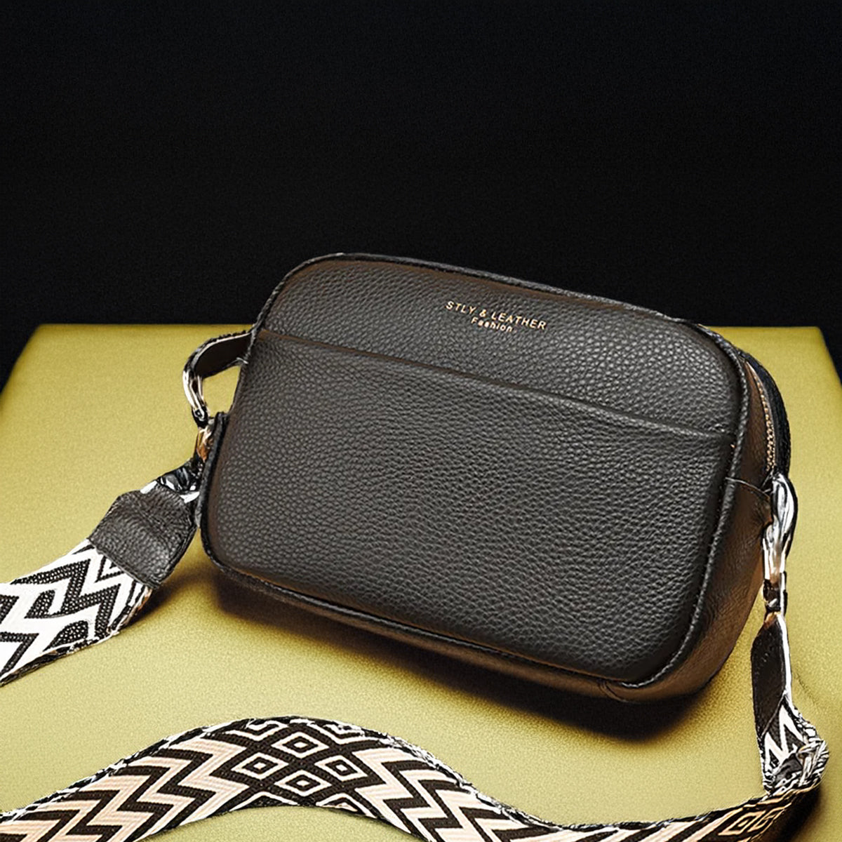Blå dameveske med justerbar reim, kan enkelt brukes som skulderveske eller trendy crossbody.