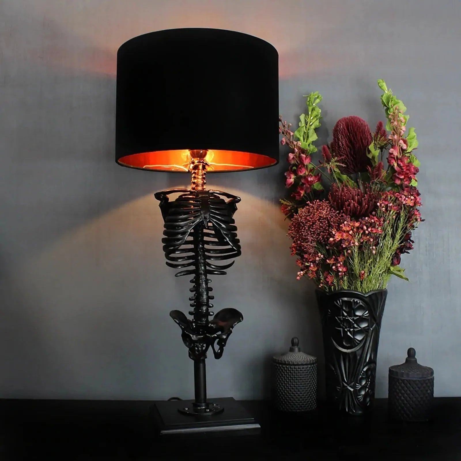 Elegant svart gotisk bordlampe, skaper stemningsfull belysning i stue eller soverom.