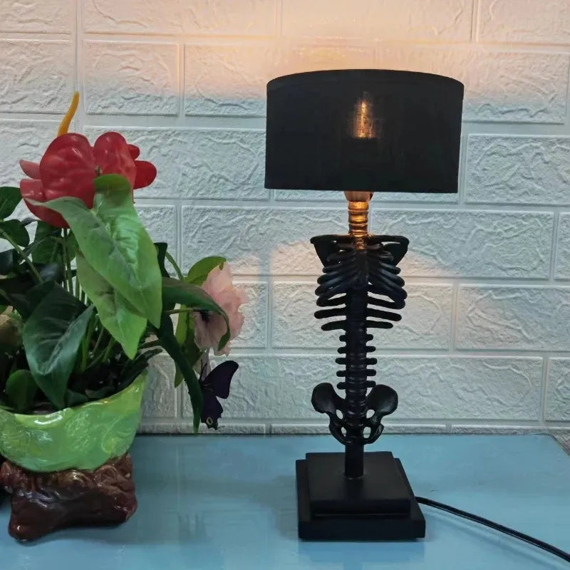Svart metall gotisk bordlampe, USB-drevet for fleksibel belysning i moderne interiør.