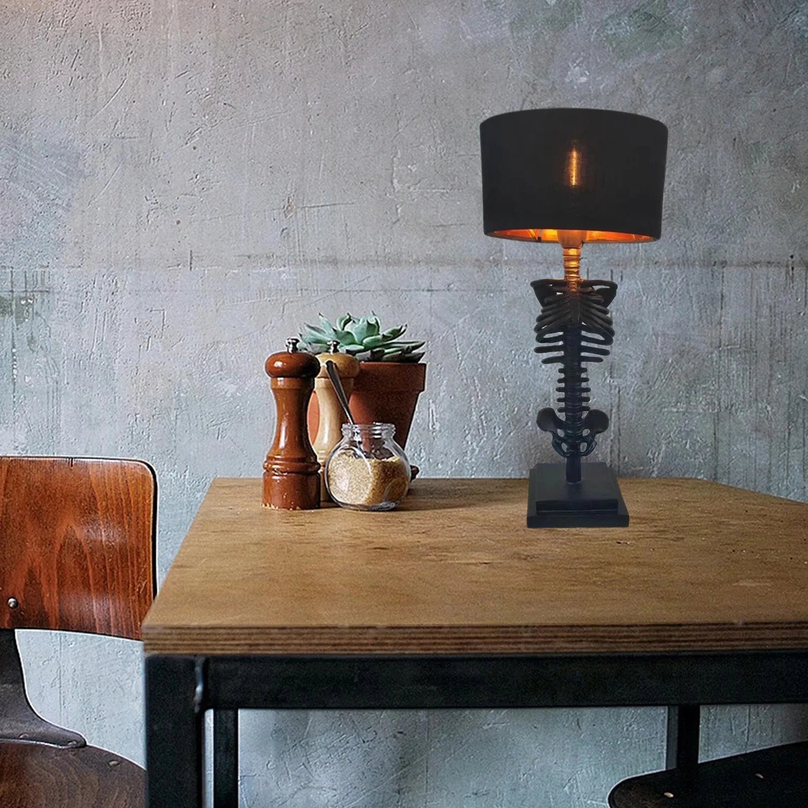 Nærstudie av svart gotisk bordlampe, fremhever unikt design og mykt lys for soverommet.