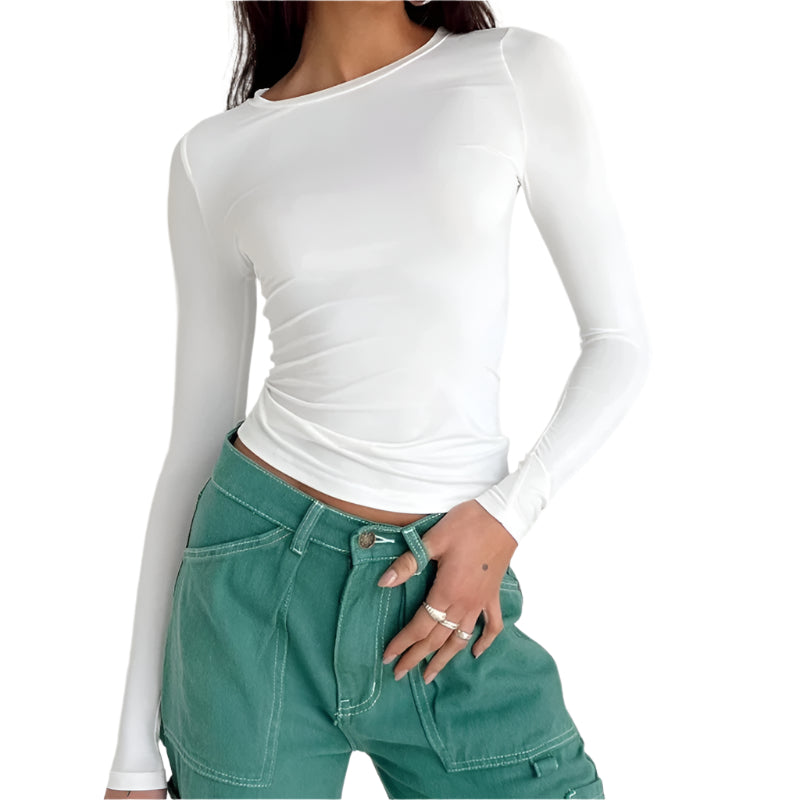 Hvit langermet slim fit t-skjorte for kvinner. Stilrent basisplagg med rund hals for komfortabel hverdag.