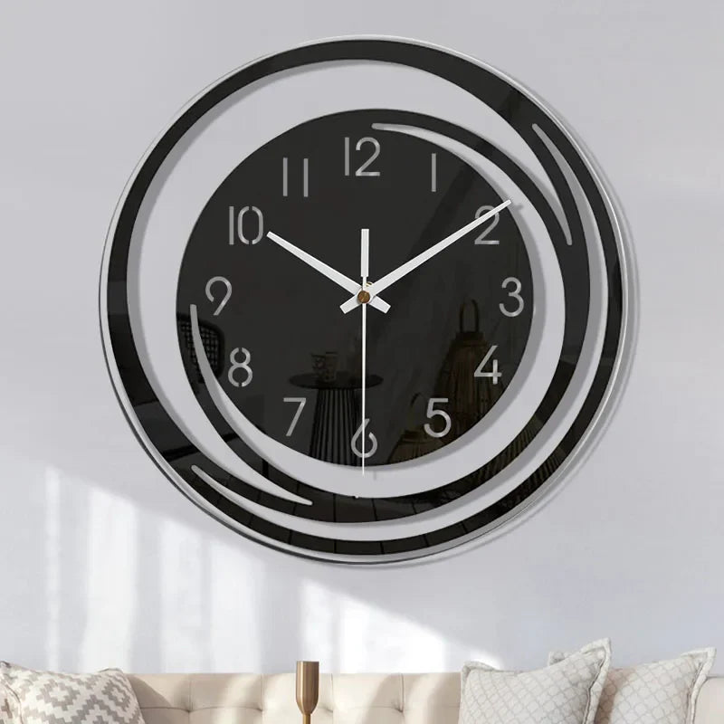 Moderne veggur i svart metall, geometrisk design. Perfekt for stue, soverom, kontor. Lydløs.