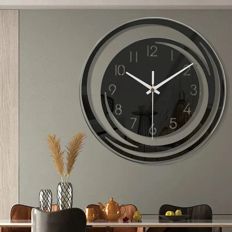 Moderne veggklokke, svart, med et rent minimalistisk og skandinavisk uttrykk. Lydløst for ethvert rom.