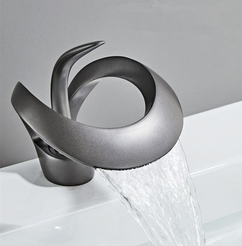 Moderne designkran til baderom med unikt vannfall design. Enkelthullskran for stilig og funksjonell innredning.