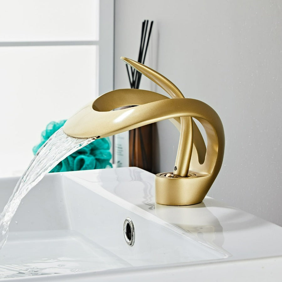 Moderne vannfallskran for baderom. Elegant design i svart, gull eller grå. Korrosjonsbestandig enkelthullskran.