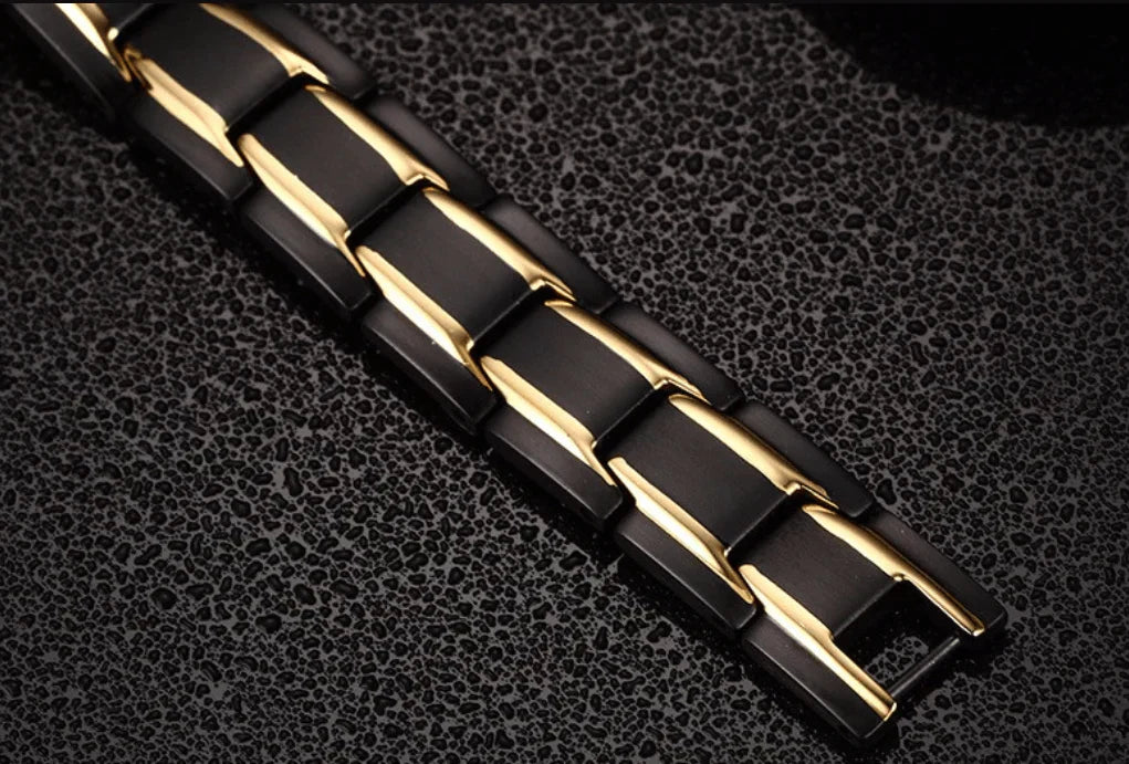 Svart unisex magnetisk armbånd med moderne design. Justerbart smykke for stil og velvære.