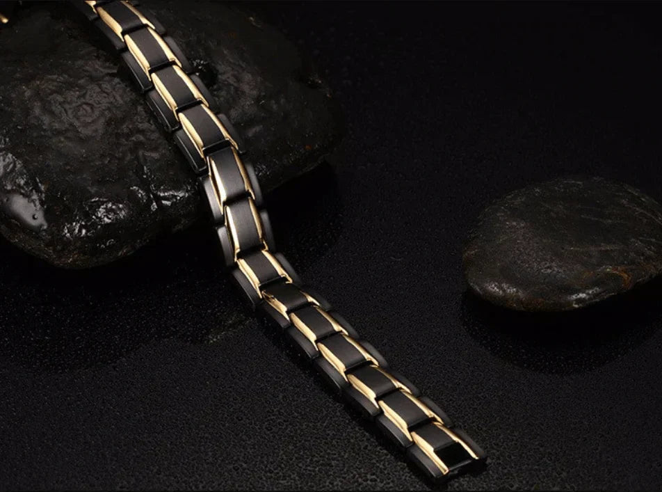Moderne svart unisex magnetisk armbånd. Komfortabelt og stilrent smykke for velvære.
