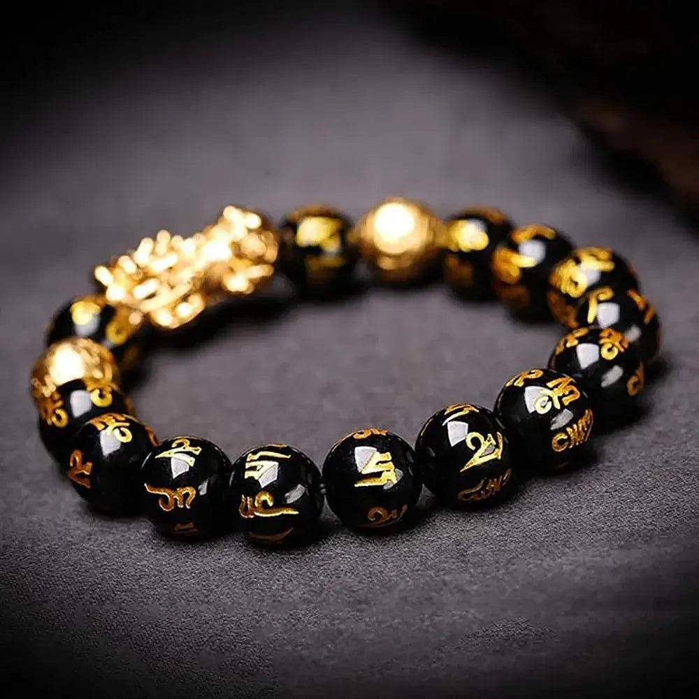 Gullbelagt Pi Xiu på svart obsidian armbånd. Et beskyttende feng shui smykke for kvinner.