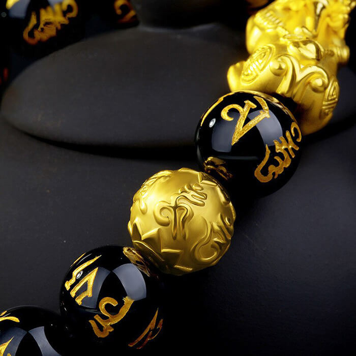 Stilrent svart obsidian armbånd med gullbelagt Pi Xiu, en tidløs lykkebringer for kvinner.