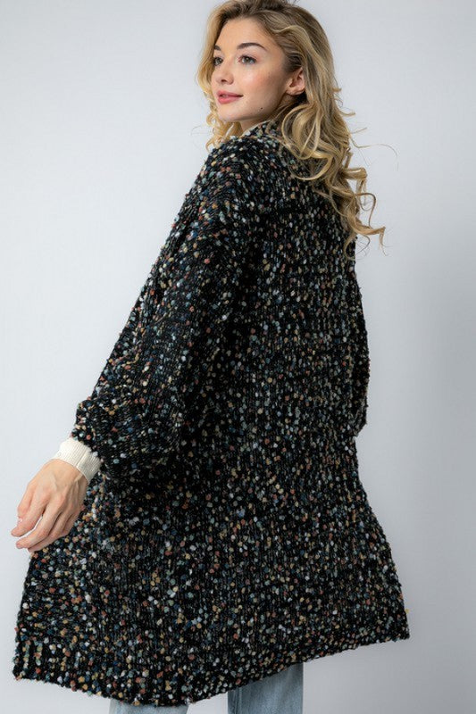 Trendy svart oversized cardigan til dame, ideell for vinter- og høstklær, komfortabel og stilfull.