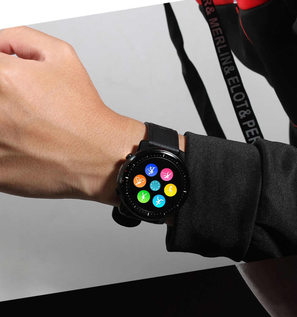 Svart/rød herre smartklokke på håndledd. Fitness tracker med pulsmåler, skritteller og mobilnotifikasjoner.