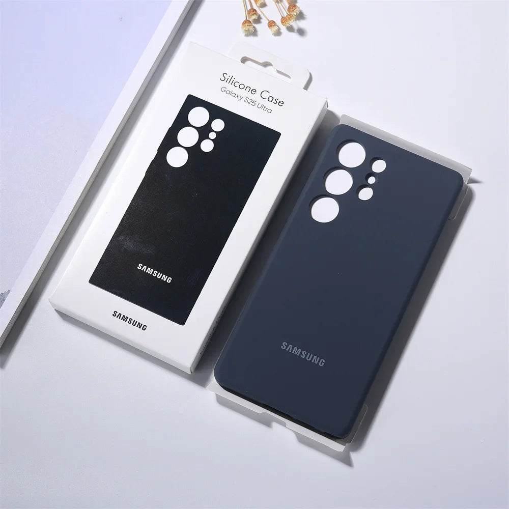 Samsung Galaxy S25 med svart silikondeksel holdt i hånd, viser komfortabelt grep og elegant stil.