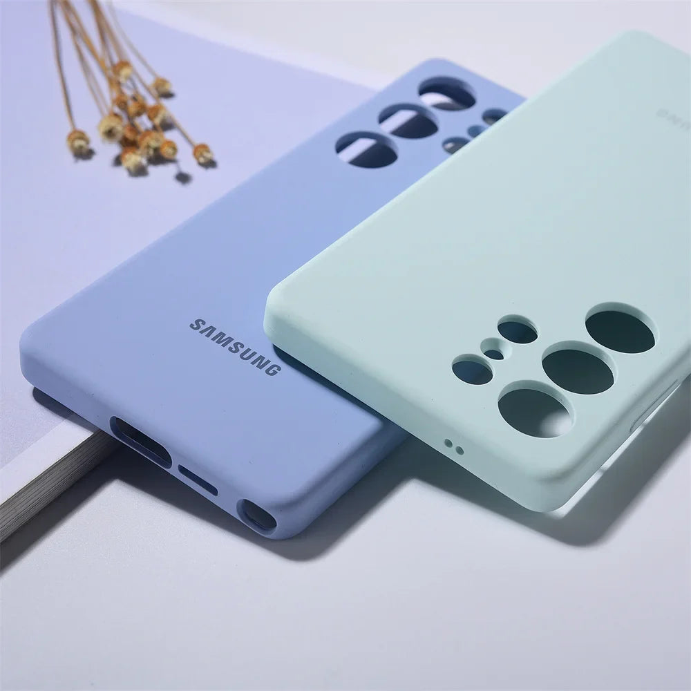 Slitesterkt silikondeksel for Samsung Galaxy S25-serien, mykt å ta på og gir god telefonbeskyttelse.