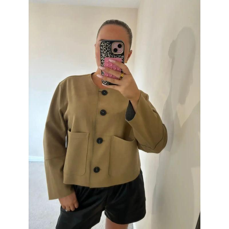 Langermet cropped vinterblazer i svart, ideell for lag-på-lag stil og en sofistikert look.