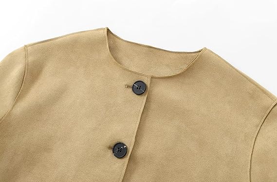 Skreddersydd svart cropped blazer til dame med lange ermer, perfekt som høst- eller vinterblazer.