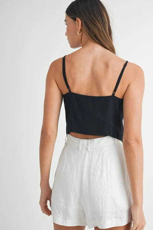 Motebevisst svart tanktopp for kvinner med knapper. Elegant og trendy for sommer og hverdagsbruk.