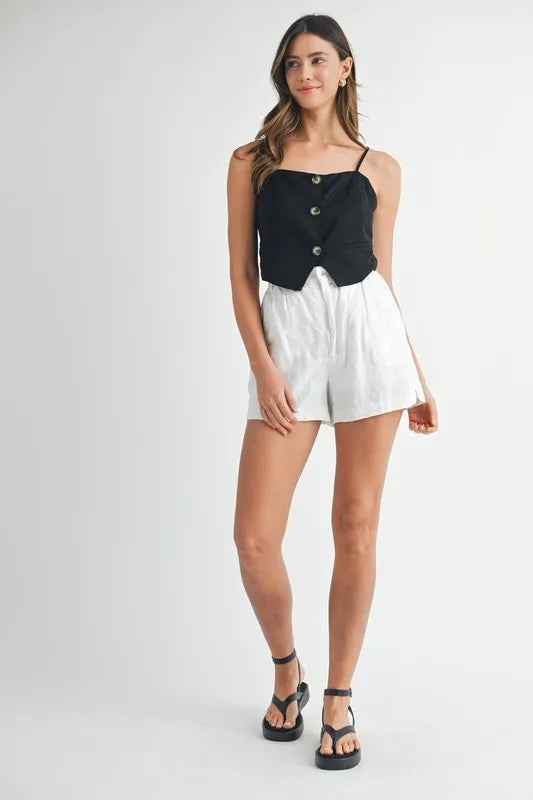 Svart, kort tanktopp for kvinner med elegante knappedetaljer. Trendy og hverdagsvennlig sommerplagg.
