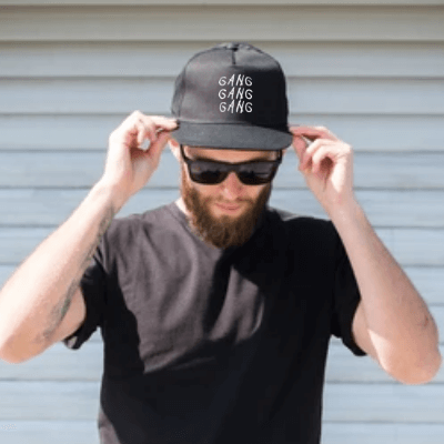 Detaljbilde av justeringsmekanisme på svart unisex baseballcaps, fremhever funksjonalitet og passform.