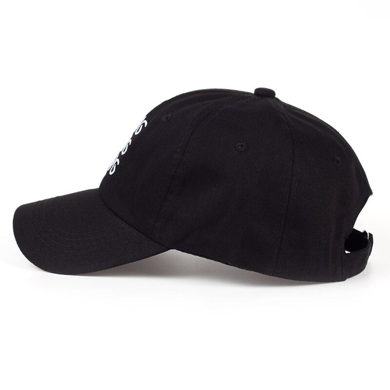 Justerbar svart baseballcaps, perfekt for solbeskyttelse og sporty stil til enhver anledning.
