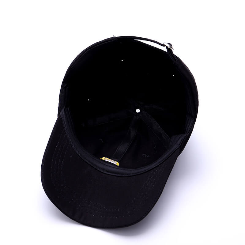 Allsidig unisex caps i svart, designet for komfort og solbeskyttelse, med justerbar passform.