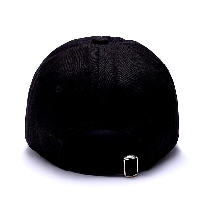 Baseballcaps i tidløs svart farge, justerbar for både menn og kvinner, med fokus på solbeskyttelse.