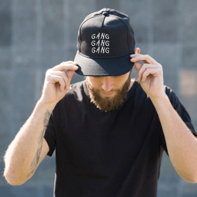 Komfortabel svart baseballcaps, justerbar og unisex, ideell for utendørsaktiviteter og solbeskyttelse.