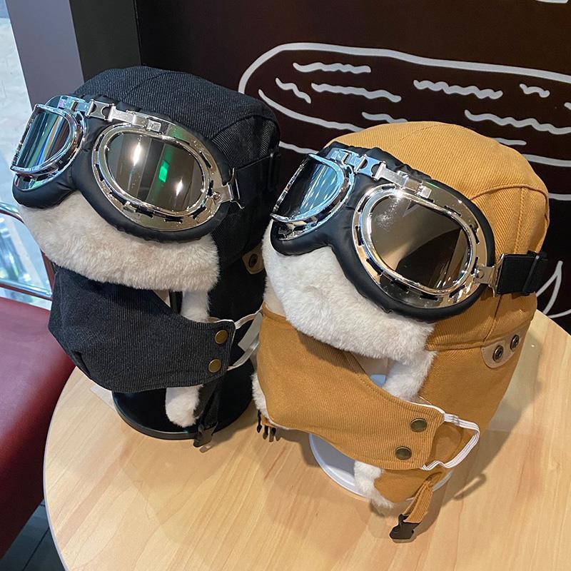 Svart varm flyverlue med briller. Unisex trapperlue i faux pels, perfekt som snølue eller kostyme.