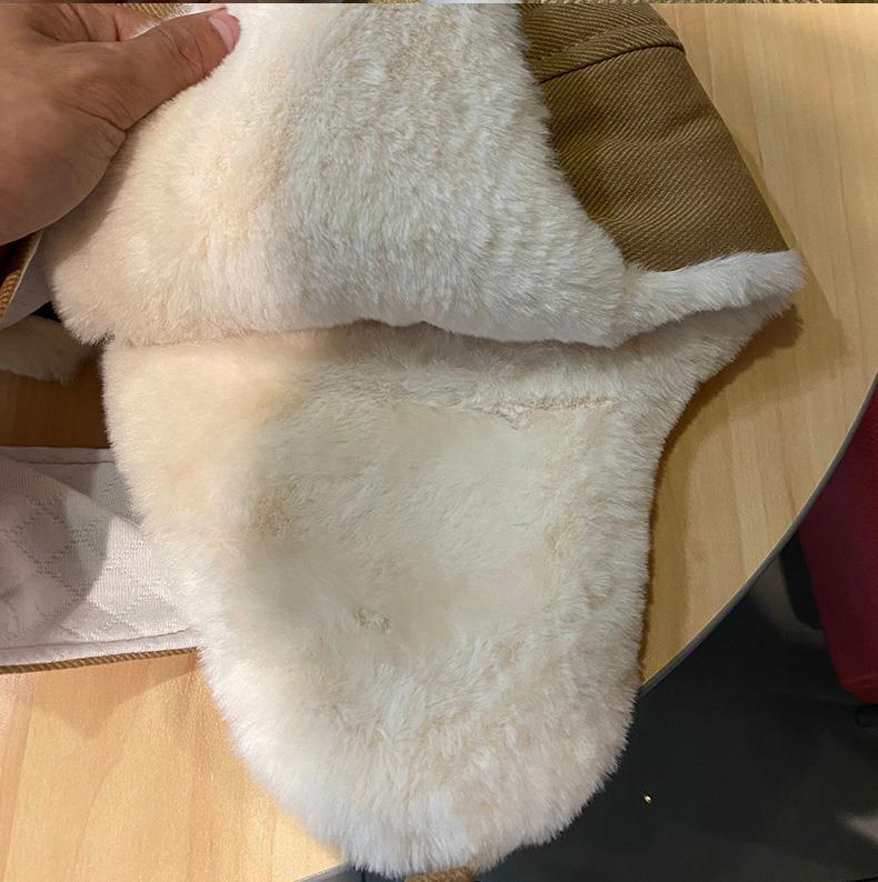 Frontbilde av svart unisex flyverlue med briller. Varm faux pels trapperlue for vinter og snø.