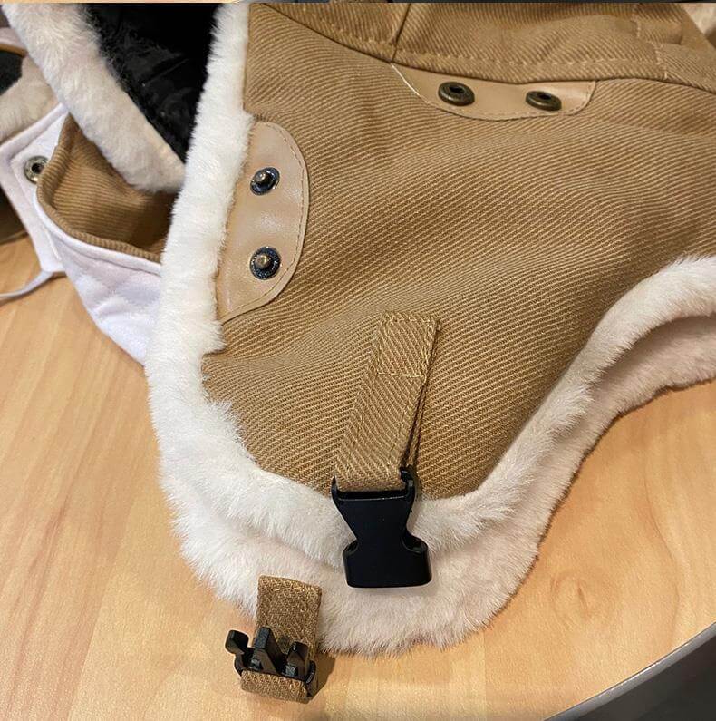 Svart trapperlue i myk faux pels med justerbare briller. Unisex varm vinterlue for optimal komfort.