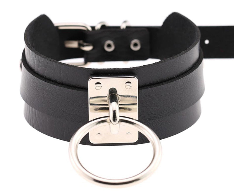 Svart unisex gotisk choker halskjede i skinn. Punk statement smykke, perfekt tilbehør for unik stil.