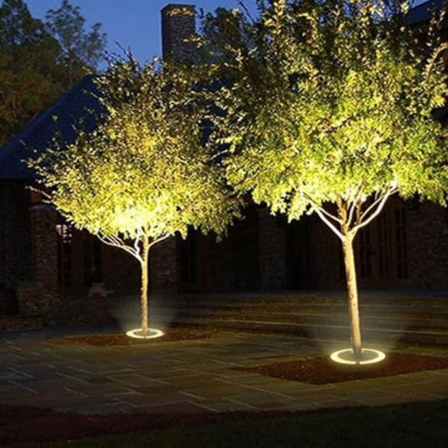 Robust svart aluminium LED spotlight for utendørs belysning. Justerbar hagebelysning for fleksibel plassering og lyssetting.