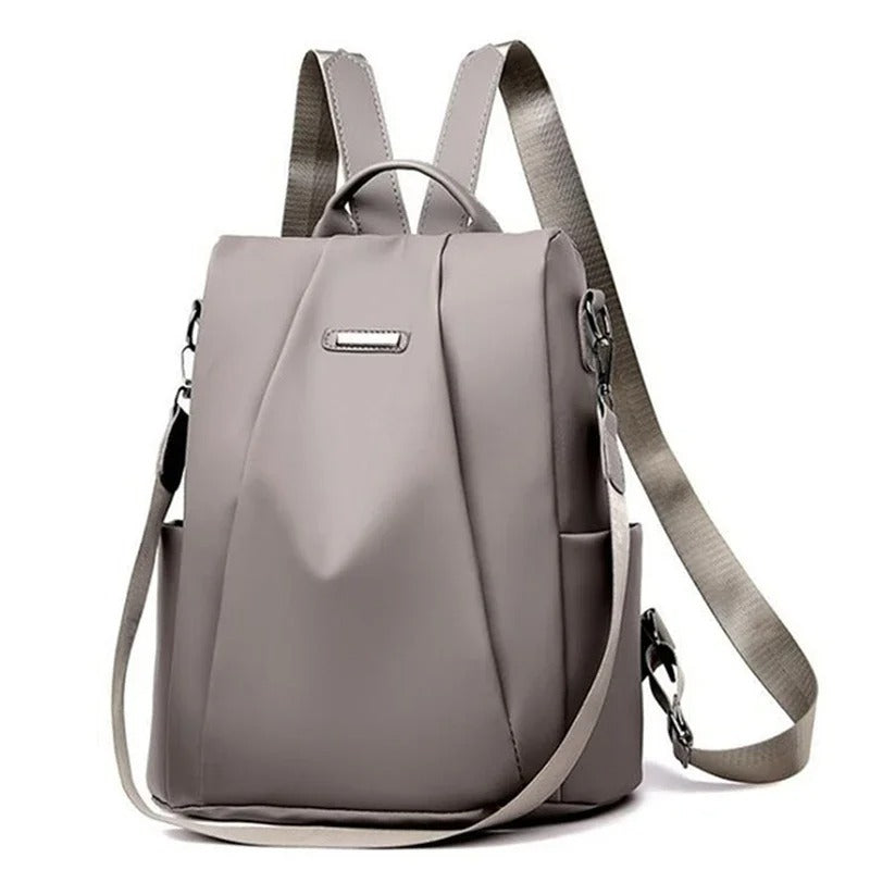 Khaki vanntett ryggsekk dame. Kan brukes som skulderveske/crossbody. Lett og slitesterk.