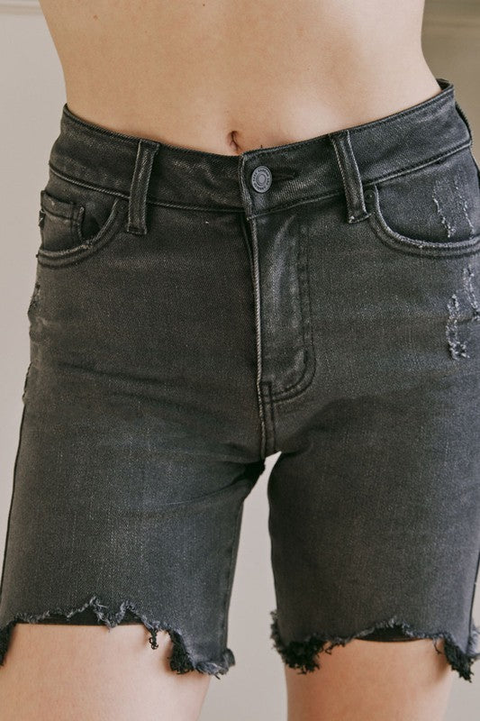 Detalj av svarte kvinne bermudashorts med høy midje, viser mykt stoff og tidløst design for varme dager.