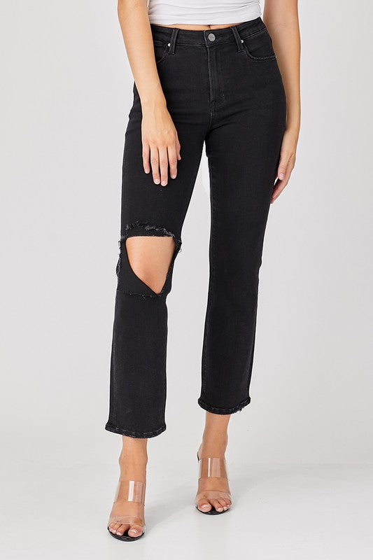 Moteriktige sorte damejeans med avslappet passform og trendy slitt design. Perfekte hverdagsjeans.