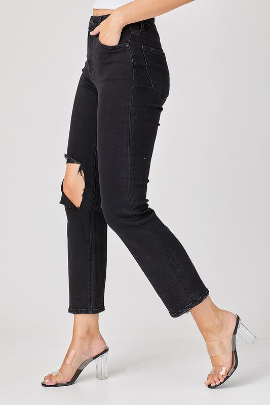 Komfortable sorte damejeans med stilig slitt design. Trendy jeans for kvinner med avslappet passform.