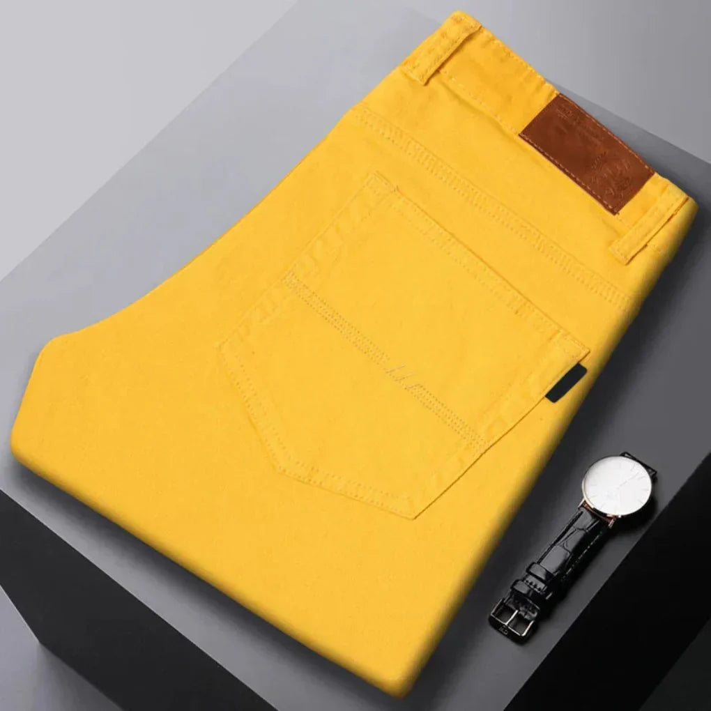 Svarte herre slim fit jeans med moderne passform. Perfekt for elegant stil og hverdagskomfort.