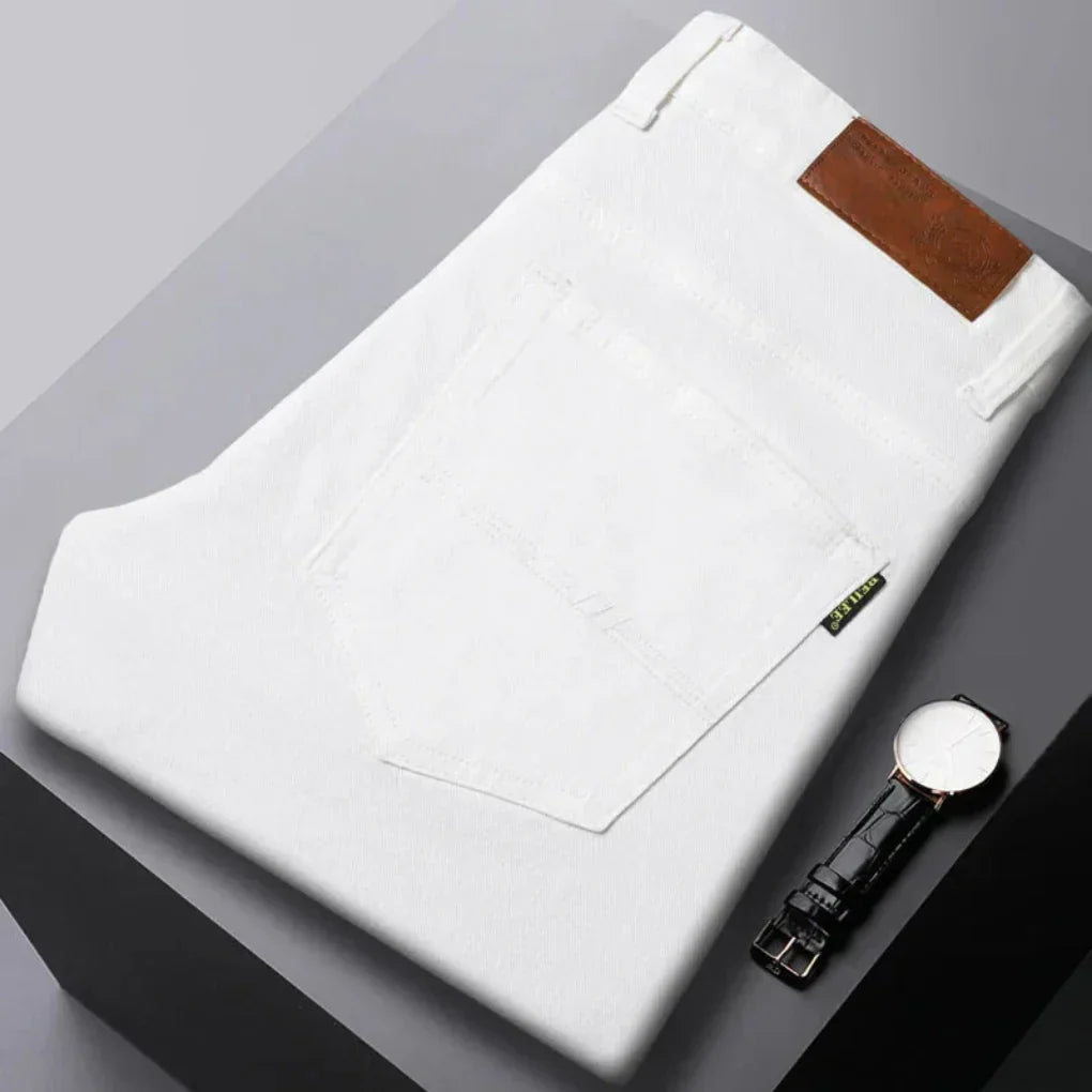 Hvite slim fit herre jeans med moderne passform, ideelle for fritid og elegant hverdagsbruk.